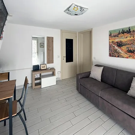 Appartamento Guesthost - Historic Center Two-levels Flat X6 *